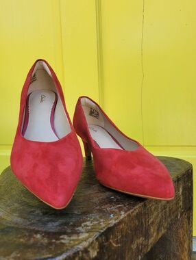 Clarks Red Suede Pointed Toe Kitten Heel Pumps Size 6.5 Classic Chic